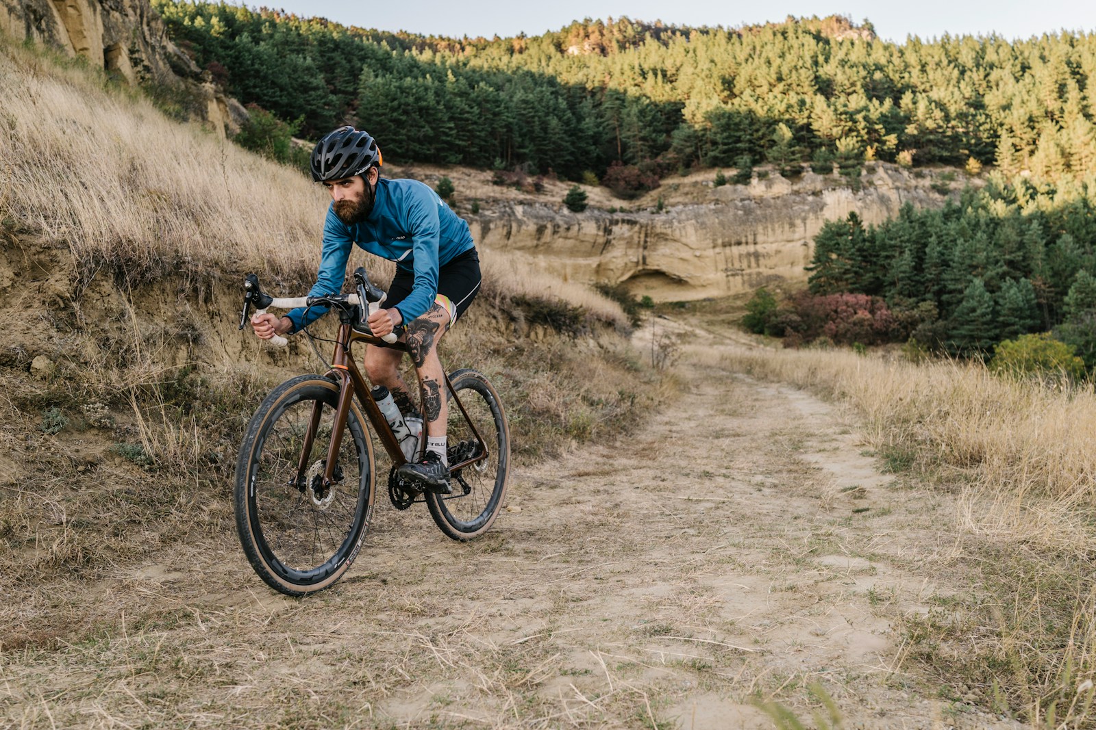 Comment préparer son gravel bike pour une aventure en autonomie